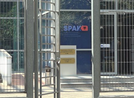 I vranë vëllanë dhe nënën, vajza dëshmon ballë të akuzuarve tek 