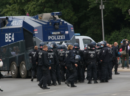 “Kërkonin ngritjen e kalifatit”, Gjermania ndalon organizatën myslimane, policia mësyn në 17 prona