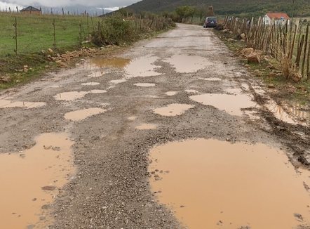 Të lodhur nga premtimet, banorët në Këshillin Bashkiak për rrugën e pandërtuar
