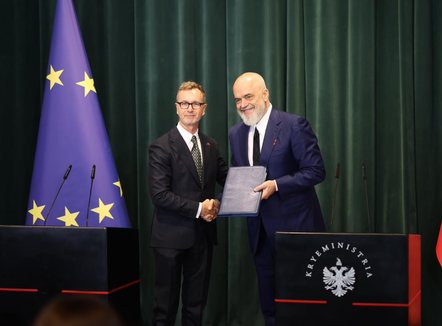 Gonzato i dorëzon progres-raportin Ramës: Shqipëria në fazë vendimtare, do të testohet vullneti e aftësia për t’u përafruar me BE