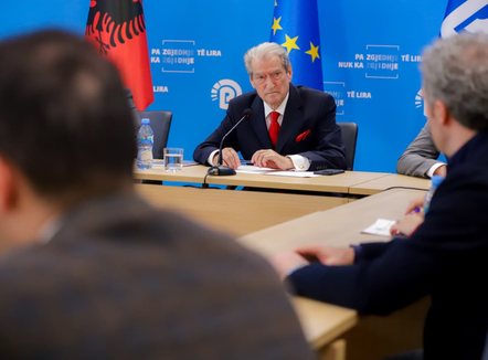 Berisha: Raporti i KE nuk përmend askund fjalën shkëlqim! Deklaratat për raportin i ngjajnë atyre të Donald Lu në kulmin e kanabizimit