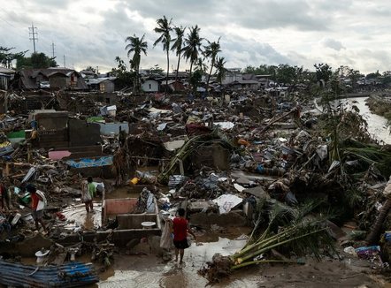 Rëndohet bilanci i viktimave në Filipine nga përmbytjet e paprecedenta të tajfunit Kalmaegi