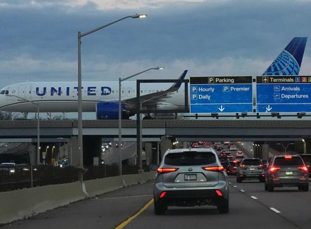 SHBA do të shkurtojë fluturimet në 40 aeroporte për shkak të mbylljes