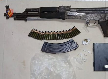Armë, municion dhe lëndë narkotike, në pranga dy personave në Kuçovë
