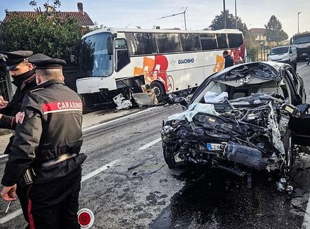Autobusi përplaset me makinën në Torino, vdes shoferi, plagosen 20 nxënës 
