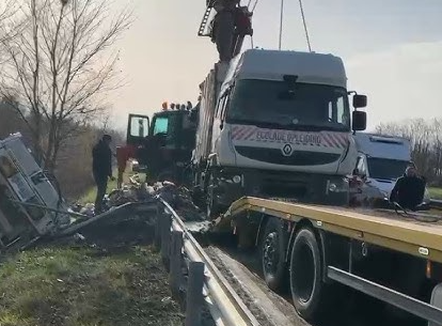 Shkaktoi aksident me vdekje në aksin “Cërrik–Shalës”, arrestohet shoferi i kamionit