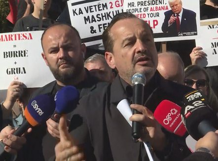 Kundër pr.ligjit për barazinë gjinore, protestuesit rikthehen sërish pasdite para Kuvendit