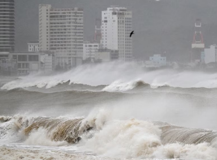 Vrau të paktën 140 persona në Filipine, tajfuni Kalmaegi godet edhe Vietnamin