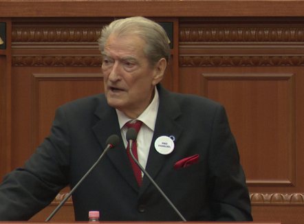 Burrë, grua apo gjini e shumëfishtë? Berisha flet për orientimin seksual të ambasadorit të BE, reagon Balla