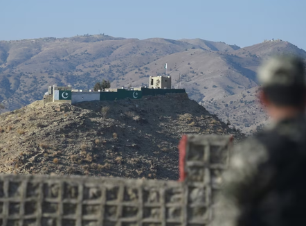 Afganistani dhe Pakistani shkëmbejnë zjarr në kufij, teksa nisin bisedimet për paqe