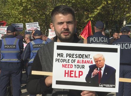 Shqiptarët thirrje Trumpit: Ndihmoje popullin tonë, duam të kemi vetëm burrë dhe grua”  