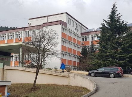 Fëmija 1 vjeç humb jetën në spitalin e Pejës, policia nis hetimet