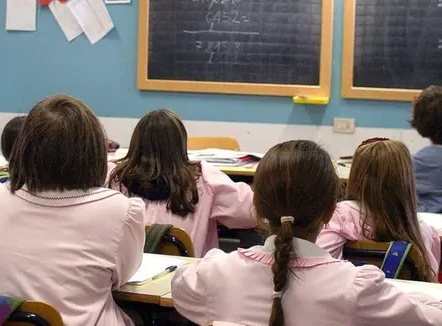 Nxënësi agresiv në Firence godet mësuesit, klasa bosh për dy ditë në shenjë proteste