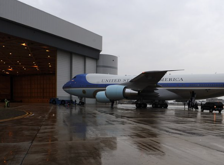 Alarm në bazën amerikane ku qëndron avioni Presidencial, stafi u sëmur pasi hapën pakon me pluhur të bardhë