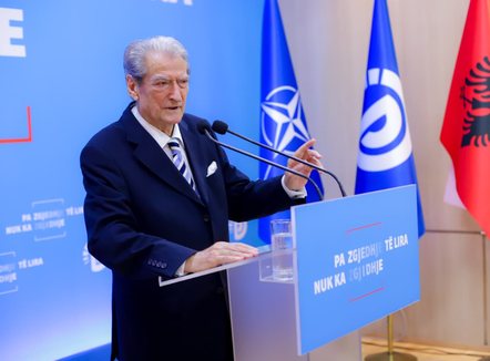 Berisha: Ditën kur Gjykata Supreme e SHBA sanksionoi dy gjini, në Parlamentin e votës së vjedhur i vihet kazma familjes shqiptare