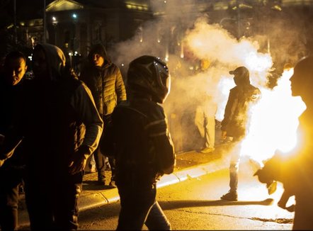 Nga Sarajeva në Ukrainë e deri në Serbi: Kush kërcënoi me masakër në protestën në Beograd?
