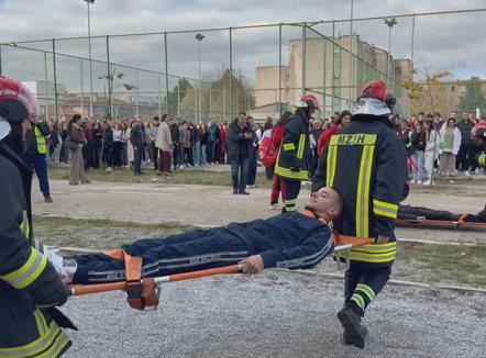 Skenari i emergjencave civile, sirenat e alarmit boshatisin gjimnazin në Korçë
