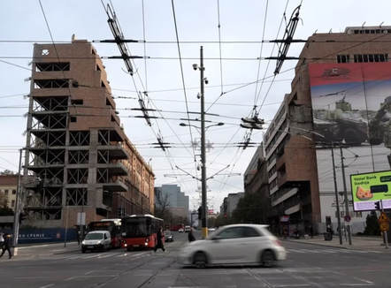 Kuvendi i Serbisë miraton ndërtimin e hotelit të dhëndrit të Trump në ish-godinën e Shtabit të Përgjithshëm