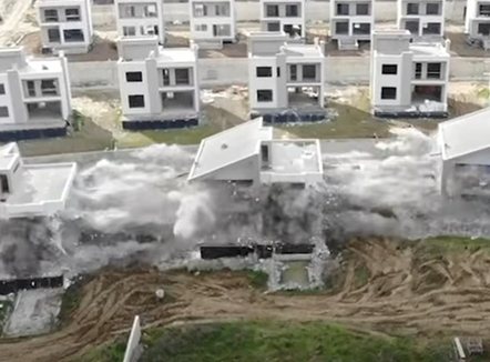 VIDEO| U ndërtuan pa leje, shemben me tritol 3 vila në Sauk