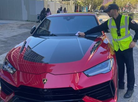 Bllokuan korsinë e emergjencës, policia heq me karroatrec makinat, nuk kursen as Lamborghinin