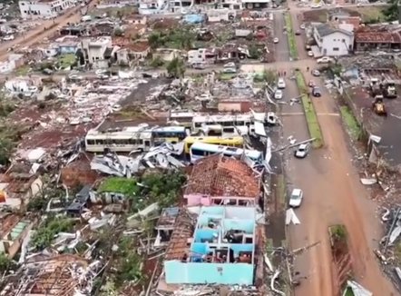 Tornadoja shkërmoq qytetin brazilian, 6 viktima dhe mbi 400 të plagosur