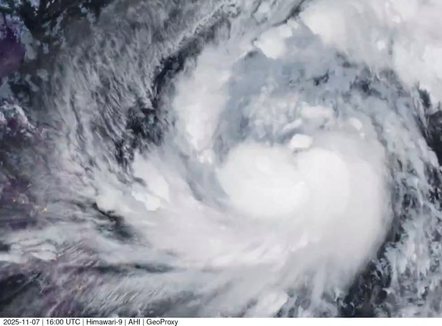 Supertajfuni godet Filipinet, gati 1 milion të evakuuar