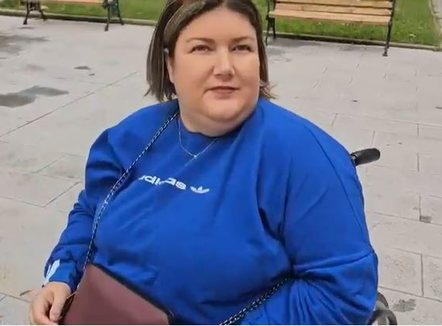 Prej 13 vjetësh në një karrocë me rrota, e reja nga Vlora mesazh qytetarëve: Ejani të votoni si unë 