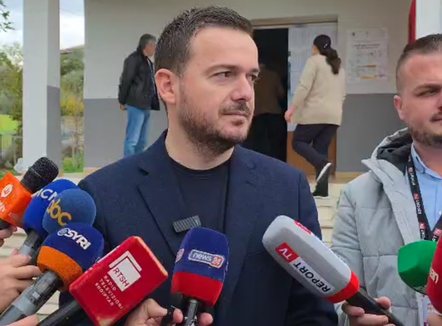 Voton ministri Andis Salla në Cërrik: Të votojmë masivisht për të vijuar punët e mira të nisura