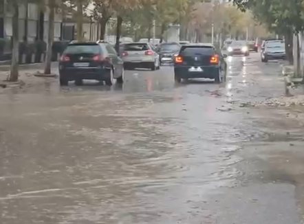 Shiu me intensitet të lartë krijon probleme në Vlorë