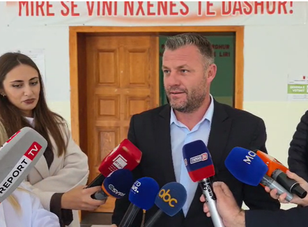 Kandidati i “Shqipëria Bëhet” denoncoi intimidimin e votuesve në Cërrik, policia: S’ka persona të paautorizuar në QV