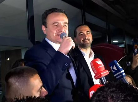 Kurti feston fitoren e Vetëvendosjes në Fushë Kosovë: Kemi fituar edhe në Mitrovicë