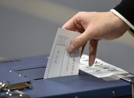 Dy kandidatët marrin vota të barabarta, shorti vendos kush do drejtojë bashkinë