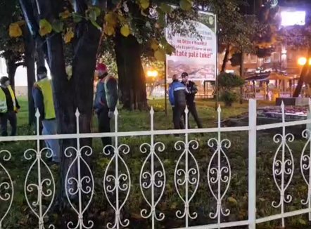 Policia ndërhyn në Shkodër, hiqet tabela e Myftinisë përballë pallatit që po ngrihet në qendër të qytetit
