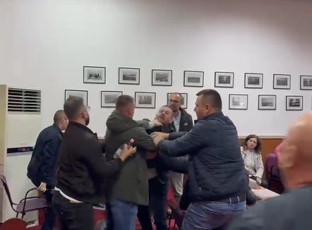 Plas grushti në mbledhjen e Këshillit Bashkiak në Pogradec