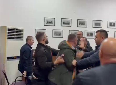 Sherri në këshillin bashkiak të Pogradecit, banori: Nuk do ta lëmë këtu