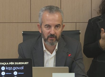 Të rinjtë bojkotuan, të moshuarit “shpëtuan” zgjedhjet! Celibashi i kënaqur me AI në numërim