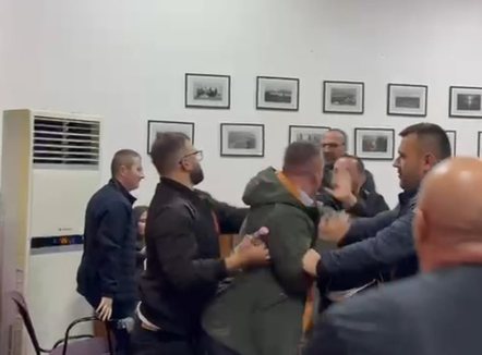 Dhunoi anëtarin e Këshillit Bashkiak në Pogradec, arrestohet i riu