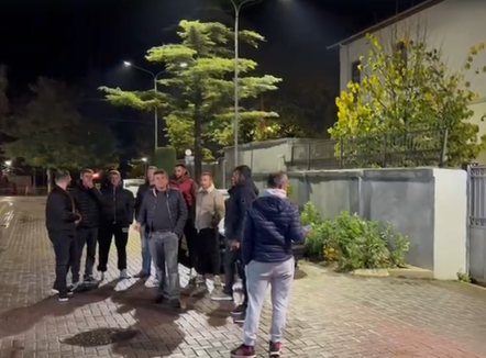Arrestimi i Kevi Muçllarit, banorët protestë para komisariatit në Pogradec
