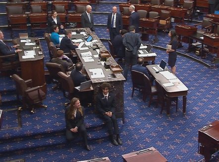 Kush e fitoi lojën politike në SHBA? Qeveria drejt rihapjes deri në janar, thyhen disa demokratë