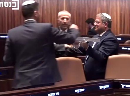 Miratohet dënimi me vdekje për arabët, ministri izraelit shpërndan ëmbëlsira në Parlament