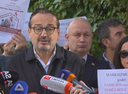 Protestë para Presidencës, kërkesë Begajt për mos dekretimin e ligjit të barazisë gjinore: President, ke 30 arsye!