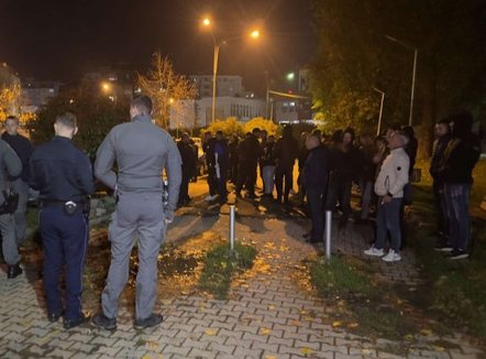 Qytetarët afrohen te Qendra e Numërimit në Mitrovicë, reagon policia