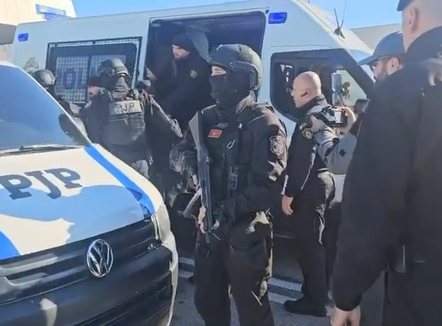 Nën masa të rrepta sigurie, dy të shumëkërkuar i dorëzohen Malit të Zi