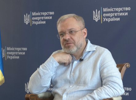 Tufa me dollarë dhe tualete ari, akuzat për korrupsion kundër personit të besuar të Zelenskyy