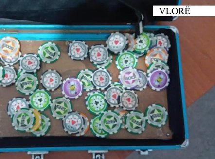 Policia zbulon kumarxhinjtë në Vlorë, në pranga dy persona