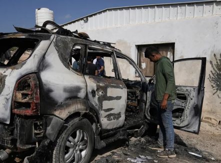 Kolonët izraelitë djegin xhaminë në Cisjordani