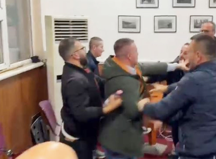 Goditi me grusht këshilltarin bashkiak në Pogradec, Gjykata e Korçës liron Kevi Muçllarin