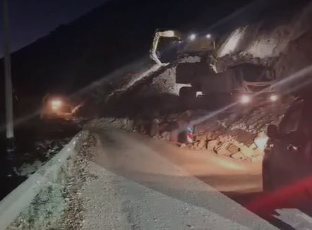 Punime në rrugë, radhë të gjata në hyrje të tunelit të Llogorasë