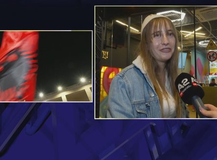 Vajza me qeleshe në kokë bën tifo për kuqezinjtë: Kam ardhur me motrën dhe shoqet, jam krenare