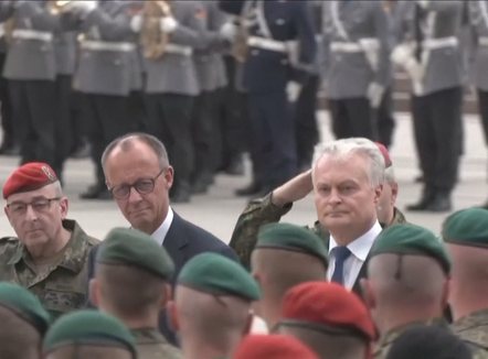 Berlini menaxhon paratë, Parisi ushtrinë. Riarmatimi i Gjermanisë përmbys ekuilibrin e fuqisë në Europë